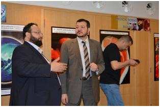 اسلام رجل وامرأتان